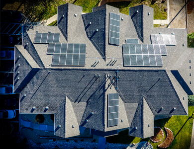 Pohľad z vtáčej perspektívy na solárne panely